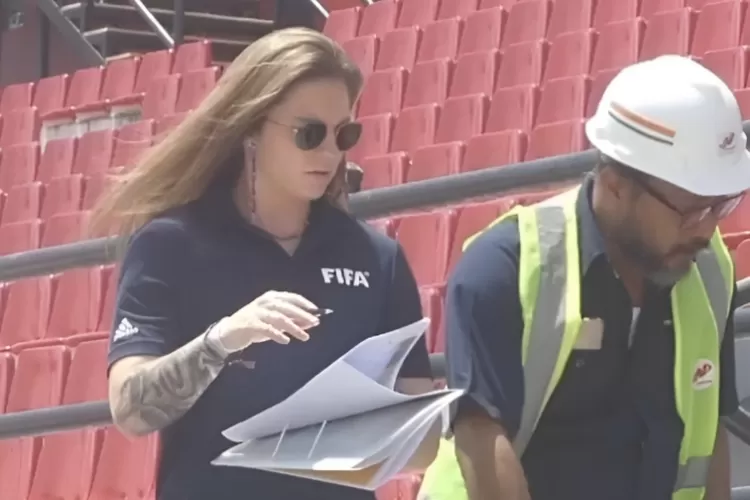 Ilustrasi inspeksi Stadion I Wayan Dipta pasca kabar drawing Piala Dunia U20 batal karena ada penolakan Timnas Israel. (Twitter/@FaktaSepakbola)