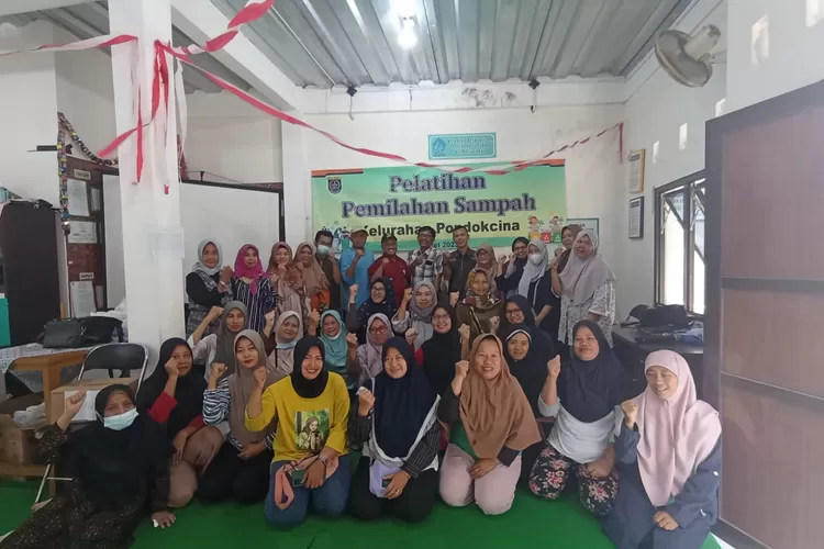 Aparatur Kelurahan Pondok Cina bersama masyarakat usai pelatihan pemilahan sampah, di Posyandu Kangkung RW2, Kelurahan Pondokcina, Kecamatan Beji, Selasa (28/3).