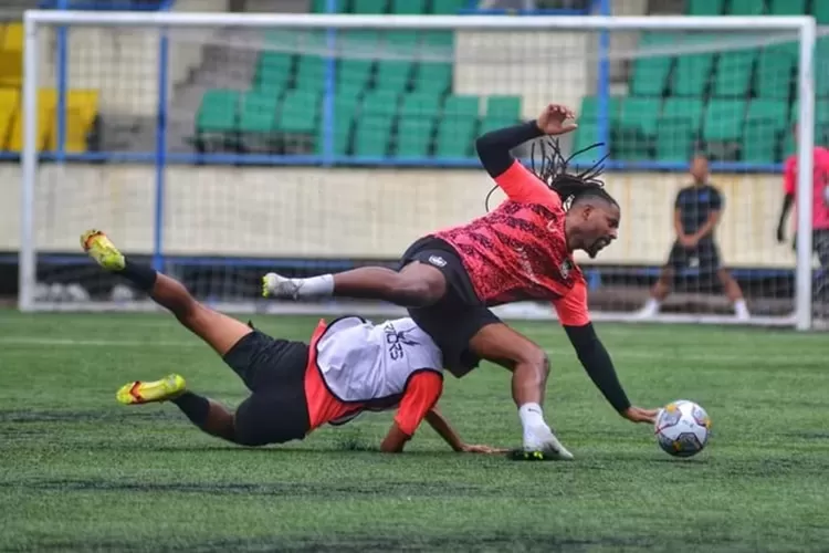 Carlos Fortes saat mengikuti latihan PSIS Semarang. Fortes tetap pakai nomor punggung 9. (Ayosemarang.com/ Audrian Firhannusa)