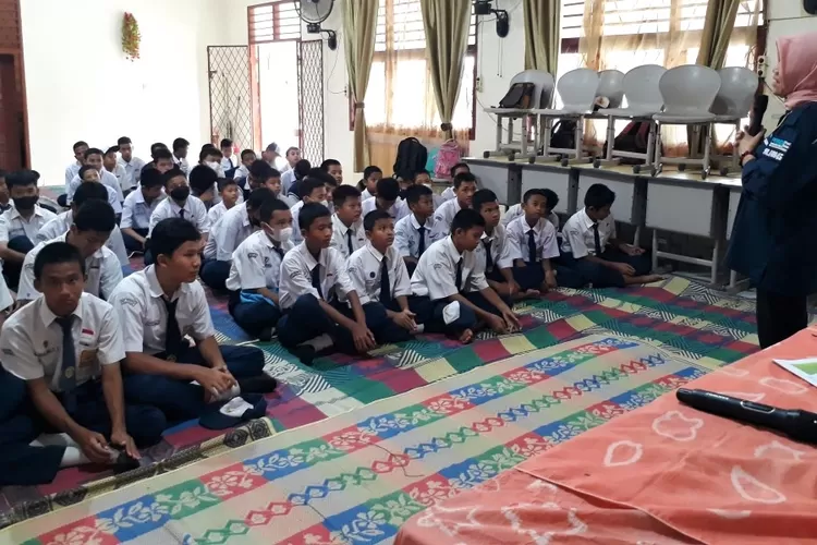 PBH Peradi Palembang adakan penyuluhan di SMPN 14 Palembang  agar jangan jadi anak berhadapan dengan hukum. Tak enan, dipanggil polisi, ke pengadilan, bisa di hukum penjara. POkoknya tak enak. (istimewa)