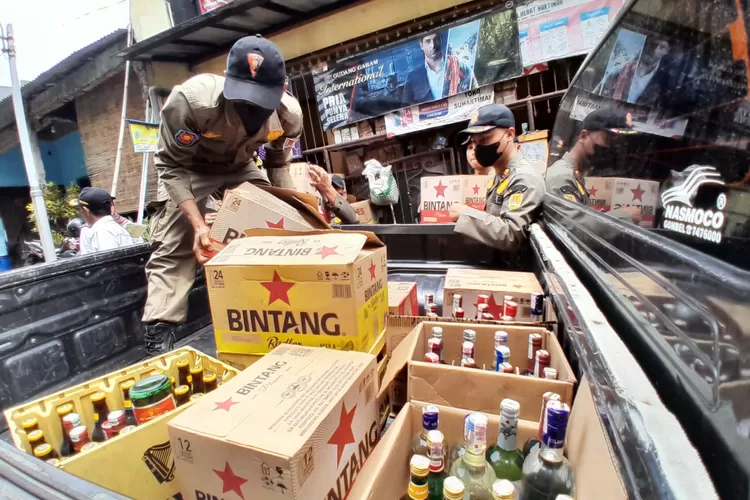Satpol PP Semarang menyita berbagai jenis miras yang dijual di bulan ramadhan di Semarang Barat. (Ayosemarang.com/ Audrian Firhannusa)