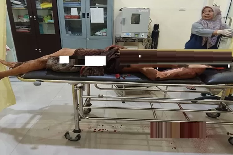 Jasad Ngertiken diotopsi di RS Bayangkara  (Realitasonline.id/MA)