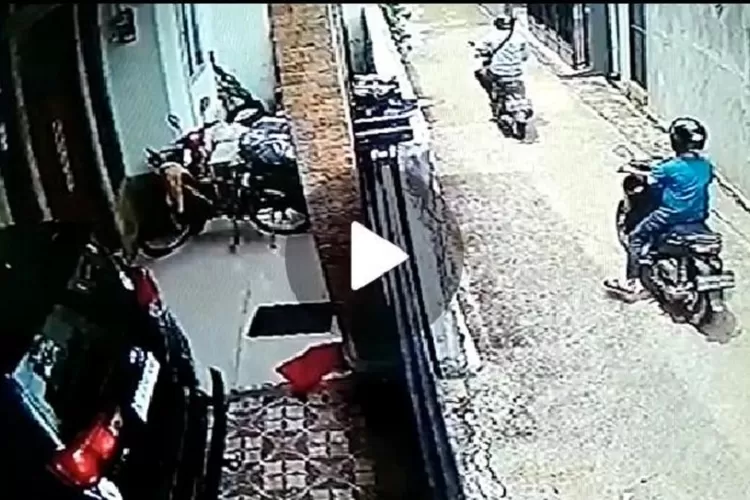 TANGKAPAN LAYAR : dua orang pencuri motor terekam kamera pengawas CCTV sedang membawa kabur satu buah sepeda motor di Jalan Jati Kosambi, Banjaran Pucung, Cilangkap, Tapos.&nbsp; (ANDIKA EKA/RADAR DEPOK)