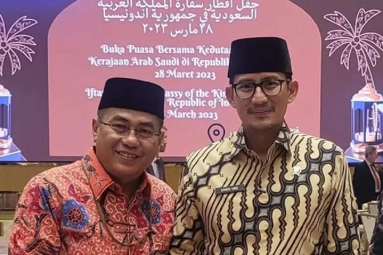 Direktur PNP Surfa Yondri Foto Bareng Sandiaga Uno saat Buka Bersama Kedutaan Besar Arab Saudi, Keduanya Tampak Akrab (Instagram/@surfayondri)