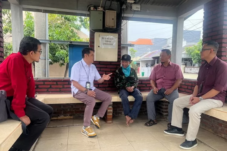 Kepala BPJS Ketenagakerjaan Surabaya Darmo, Imron Fatoni (2 dari kiri) saat berdialog dengan Muhsan (tengah) usai menjalani perawatan di rumah sakit.