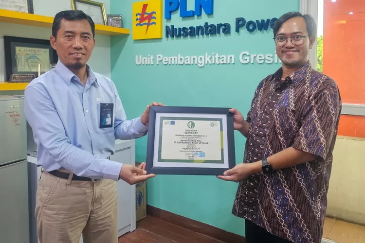 PLN Nusantara Power saat menerima penghargaan