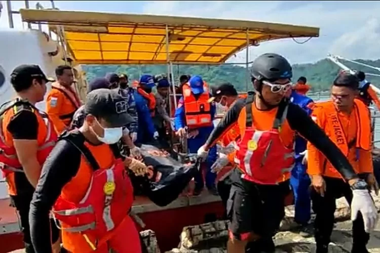 Tim SAR evakuasi mayat korban ledakan kapal tangker di Perairan Ampenan. (Suara Karya/Istimewa)