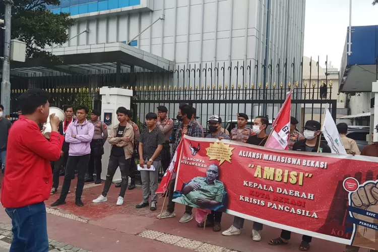 AMBISI protes di Kemendagri-DPP PDI Perjuangan terhadap kesalahan Plt Wali Kota Bekasi, Tri Adhianto mengucapkan Sila Ke-4 Pancasila. (FOTO: AMBISI)