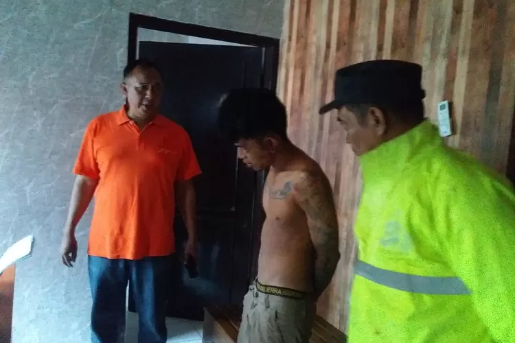 Pelaku penjambretan saat di amankan petigas kepolisian. Foto: dok