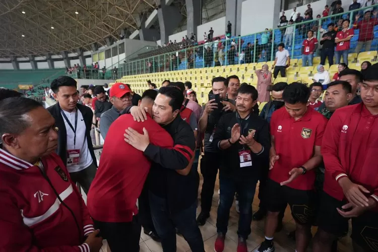 Erick Thohir saat bertemu dengan timnas usai laga FIFA Matchday melawan Burundi (Sumber: PSSI)