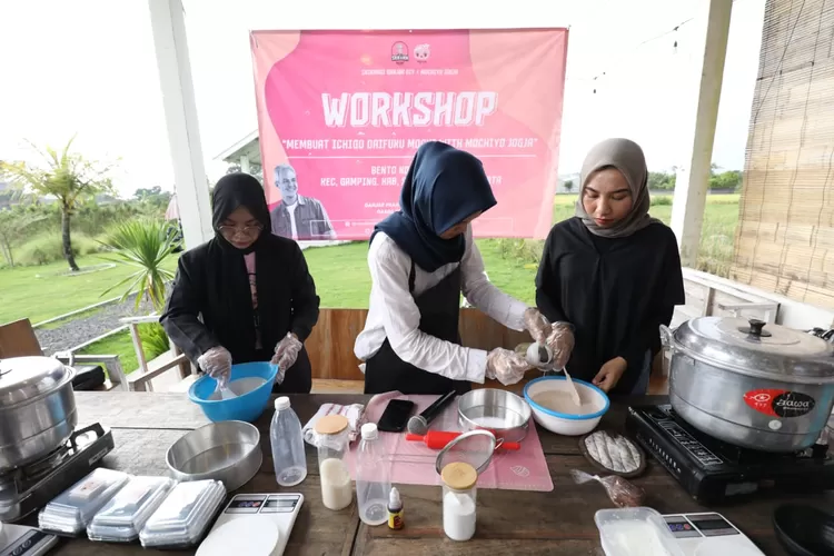 Relawan Srikandi Ganjar mengajak perempuan milenial di Yogya membuat makanan ringan Ichigo Daifuku Mochi.  (Istimewa)