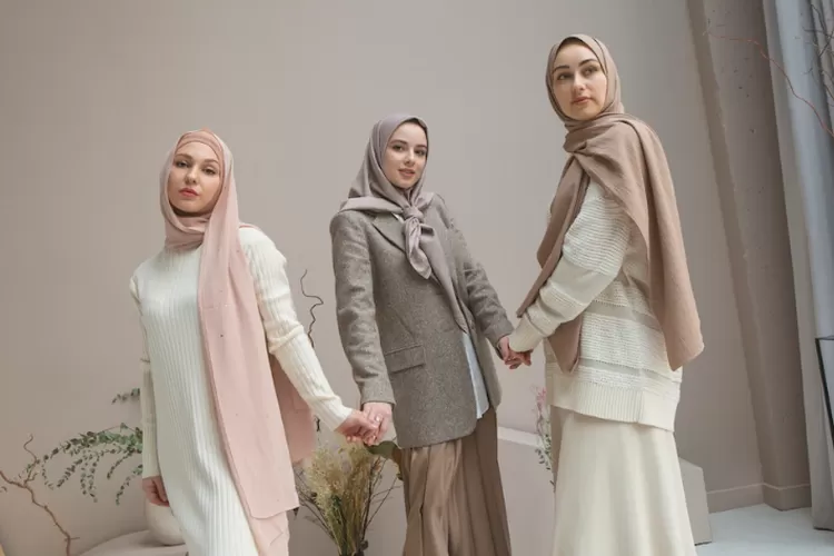 Outfit buka puasa Ramadhan 2023 ini bisa jadi opsi untuk tampil lebih simple, cantik, dan nyaman saat bukber 2023. (Freepik)