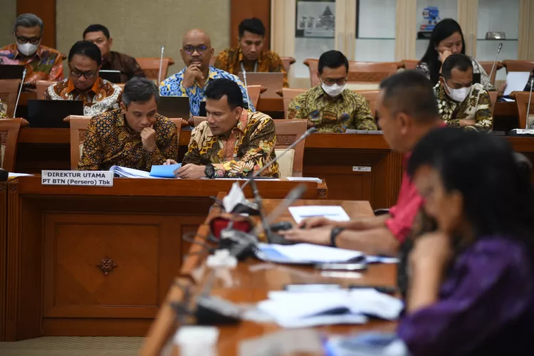 Direktur Utama Bank BTN Nixon LP Napitupulu didampingi Direktur Finance Bank BTN Nofry Rony Poetra melakukan presentasi terkait kinerja Bank BTN Tahun 2022 dan Rencana Kerja Bank Tahun 2023  saat menghadiri RDP antara Komisi VI DPR dengan Himbara, Selasa 28 Maret 2023. (ayopontianak.com/dok. Bank BTN)