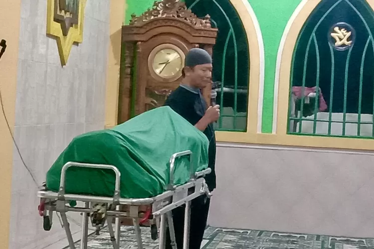 Ketua Pimpinan Daerah Persatuan Islam Kota Tamgeran Ustaz Budiman memberikan sambutan sebelum jenazah dibawa ke Bandung - Foto: Istimewa 