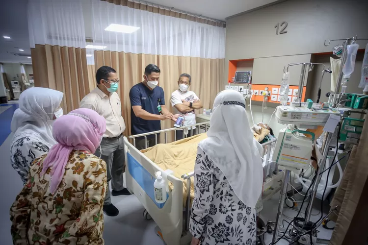 Walikota Bandung, Yana Mulayana menjenguk korban yang tertimpa reklame roboh, yang saat ini tengah dalam penanganan ruangan intensif atau Intensive Care Unit (ICU) di Rumah Sakit Al Islam Kota Bandung. (dok : www.bandung.go.id)