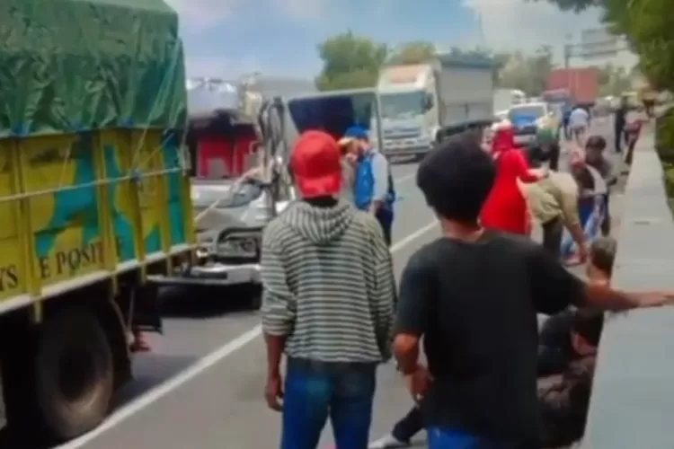 Breaking News Kecelakaan Truk Vs Mobil Elf Di Tol Tembalang Semarang