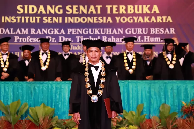 Seniman Timbul Raharjo resmi dikukuhkan sebagai guru besar ISI Yogyakarta.  (Foto: Humas Pemkab Bantul)