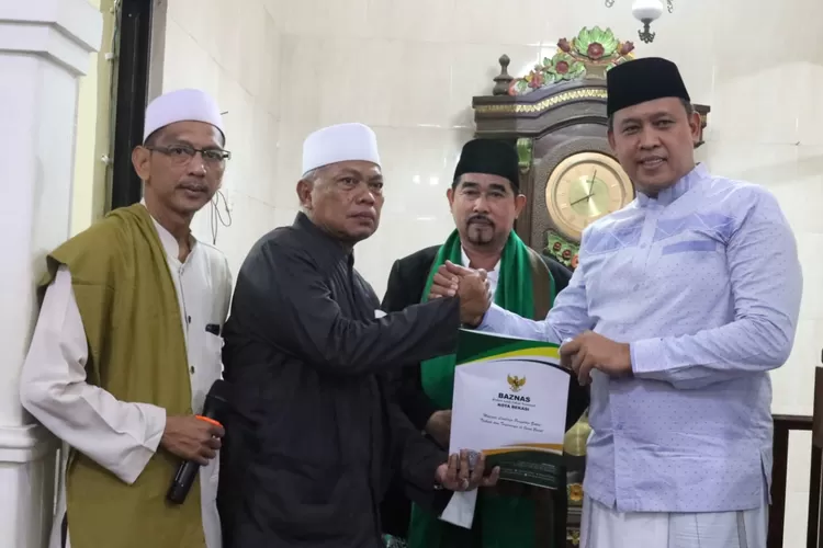 Plt Wali Kota Bekasi Tri Adhianto hadiri tarawih keliling sekaligus serahkan bantuan. (Humas Pemkot Bekasi)