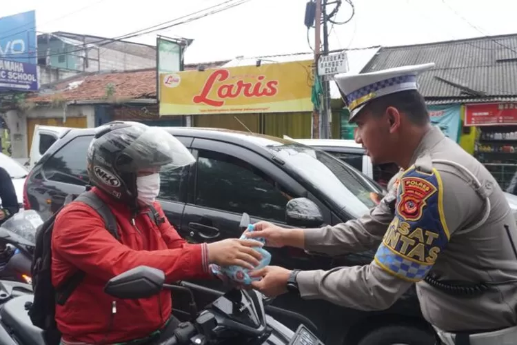 Polres Bogor Polda Jabar Bagikan 200 Paket Takjil Gratis (Humas.polri.go.id)