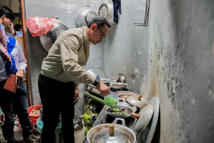 Wali Kota Bogor, Bima Arya saat membuat Surabi.