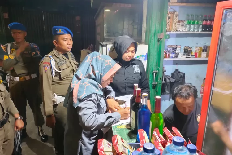 Operasi di Bulan Ramadan, Satpol PP Padang Razia Sejumlah Warung Penjual Minol