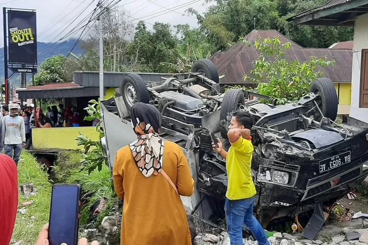 Kecelakaan beruntun di Panyalaian Tanah Datar, kecelakaan diduga akibat truk gagal melakukan pengereman (Istimewa)