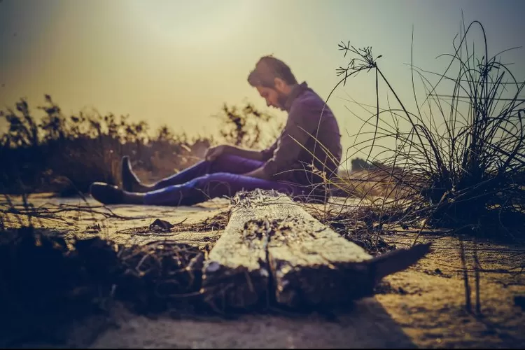 Ilustrasi kelebihan pria introvert yang bikin kangen (Pexels/Sameel Hassen)