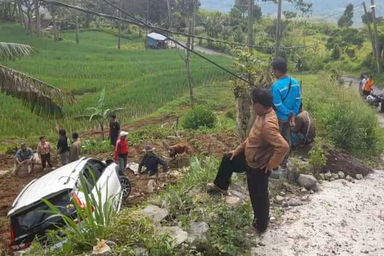 Mobil terperosok ke jurang setelah memaksa melintasi jalan terdampak bencana pergerakan tanah di Desa Wargajaya, Kecamatan Sukamamur, Kabupaten Bogor Kamis (30/3/2023).