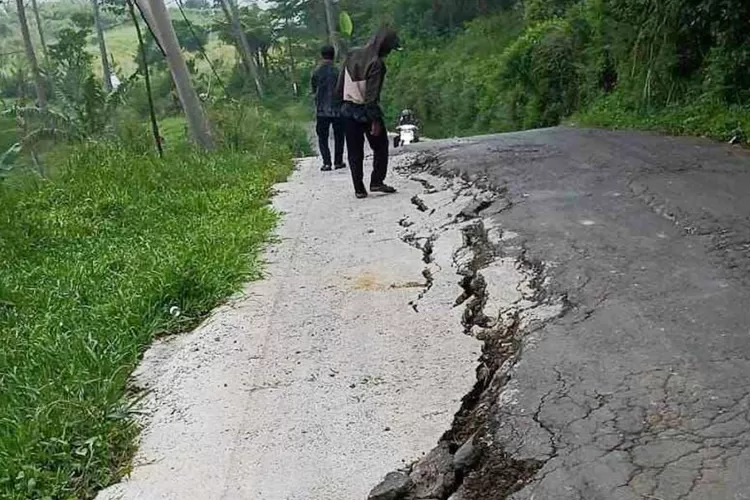 Pengendara harus ekstra hati-hati melewati jalan retak di Desa Wargajaya, Kecamatan Sukamakmur, Kabupaten Bogor akibat pergerakan tanah.