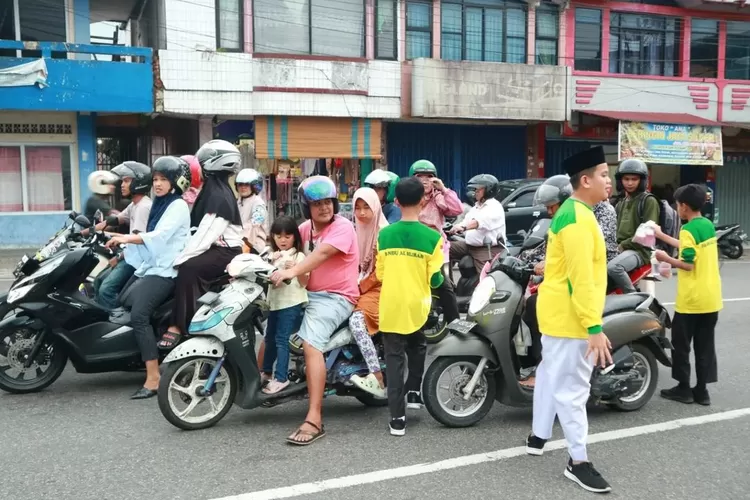 Puluhan siswa SMP di Padang Panjang bagikan takjil gratis (Instagram/@kominfopadangpanjang)