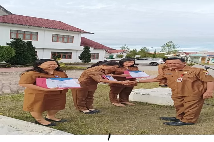 Pegawai berprestasi terima penghargaan (Realitasonline/Tan)