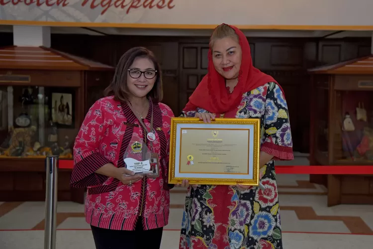 Wali kota Semarang Hevearita Gunaryanti Rahayu saat menerima langsung penghargaan Top 5 Pelayanan Publik melalui inovasi program SIRINDU yang diciptakan Rumah Sakit Daerah KRMT Wongsonegoro di Gedung Gradhika Bakti Praja, Kamis (30/3).