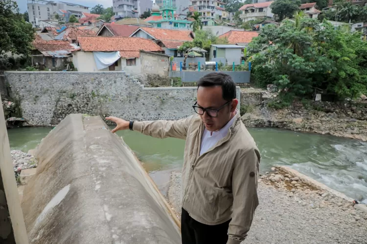 Wali Kota Bogor Bima Arya saat meninjau bendungan Bantarjati, Kota Bogor. Ia mendapati sebagian fisik bangunan bendungan hancur. (Prokompim Setda Kota Bogor)