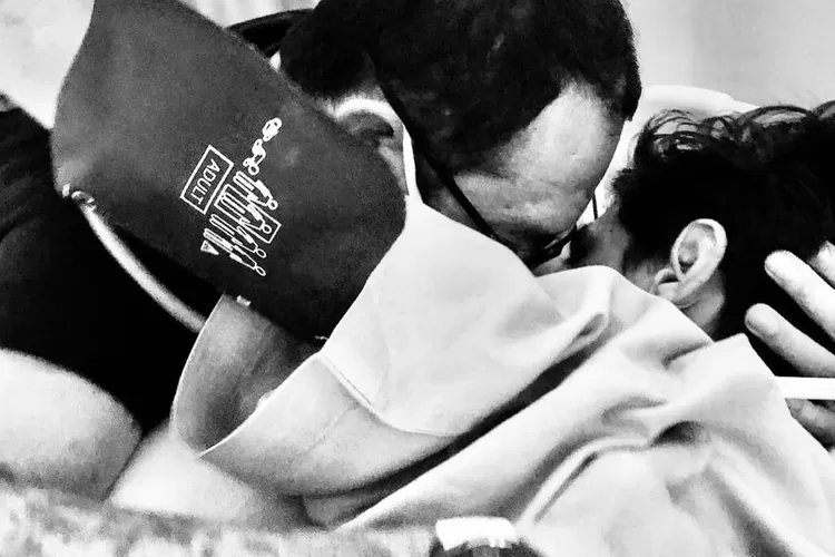 Jonathan Latumahina memeluk David Ozora. Amarah ayah David meledak melihat kelakuan para pelaku penganiaya anaknya yang dinilai cari perhatian media.  