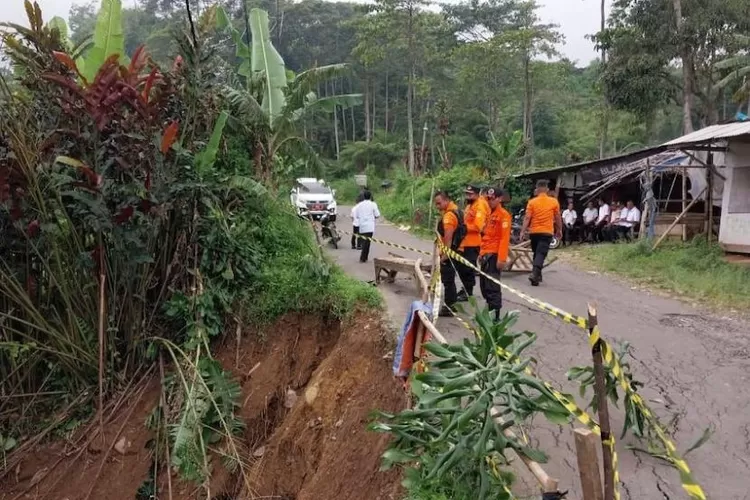 Jalan alternatif Bogor Cianjur terputus akibat pergerakan tanah (BPBD Kabupaten Bogor)