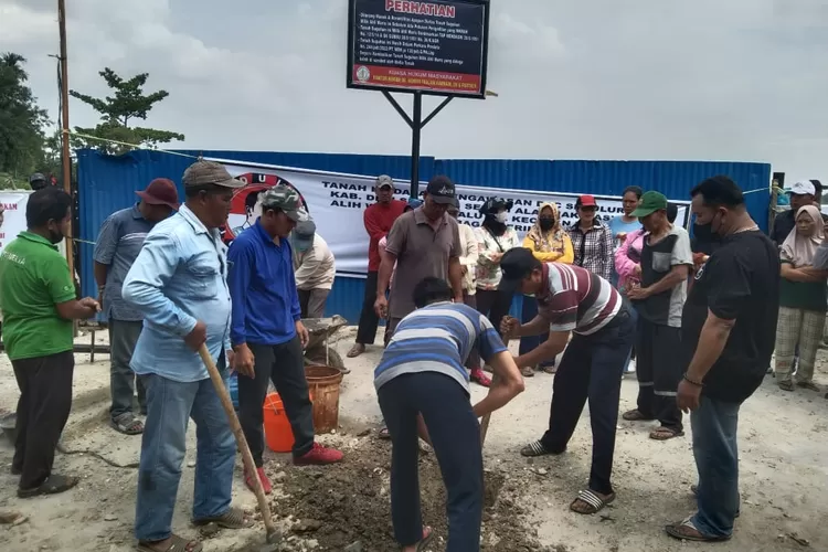 Warga yang mengaku ahli waris nekat pasang plank di lahan HGU PTPN 2. (Realitasonline.id/Dok)