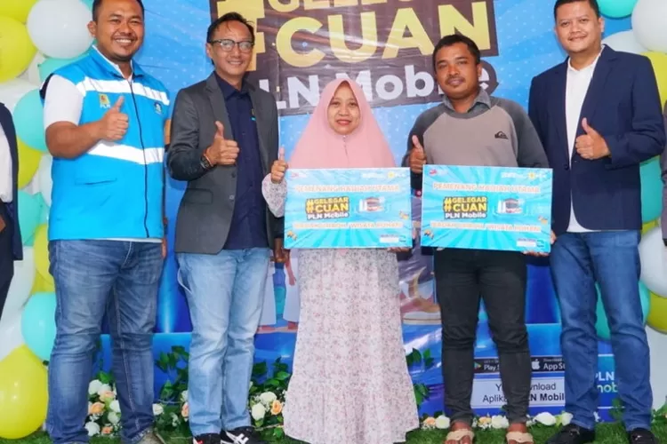 Dua diantara belasan pengguna PLN Mobile Jawa Timur yang meraih hadiah di program Gelegar Cuan PLN Mobile 2022.  
