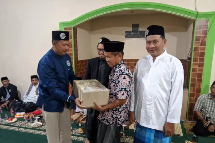 Camat Parung didampingi Kades Serahkan Cendramata dalam acara Tarling di Desa Cogreg. (Azis/Bogor Times)