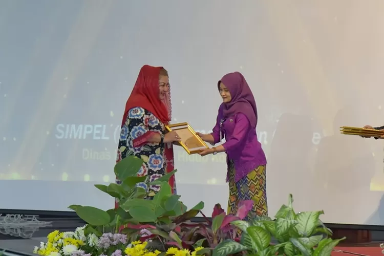 Wali Kota Semarang Hevearita Gunaryanti Rahayu saat menerima penghargaan untuk aplikasi Sirindu.  (Humas Pemkot)