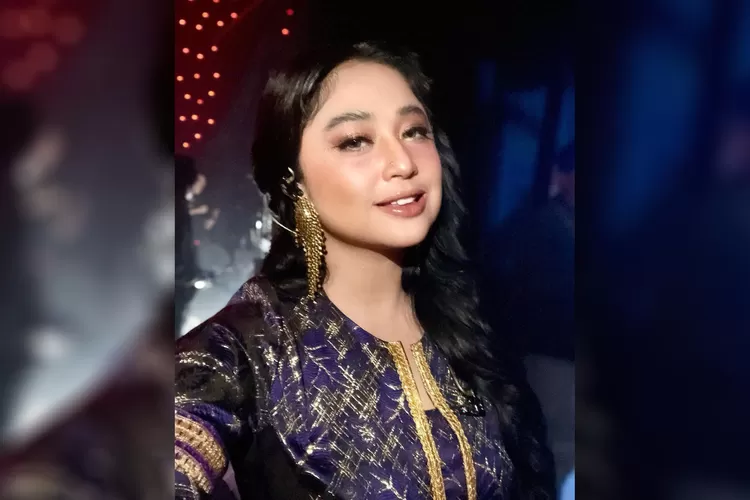 Dewi Perssik sebut diundang Angga Wijaya namun ia tak bisa hadiri undangan karena kerja (Instagram @dewiperssik9)