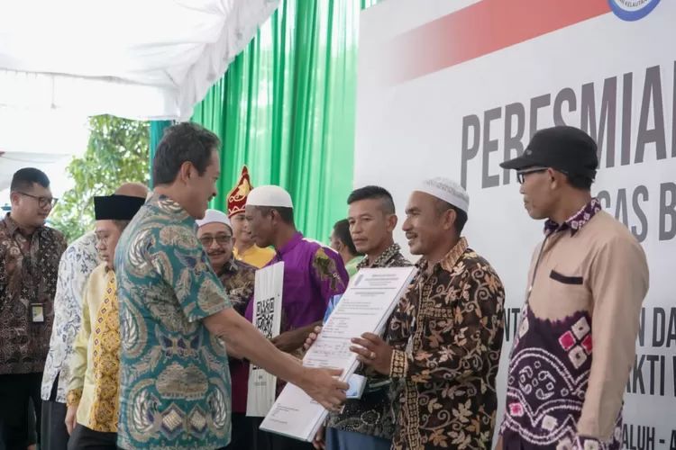 Menteri Kelautan dan Perikanan Sakti Wahyu Trenggono meresmikan Stasiun Pengisian Bahan Bakar Nelayan (SPBN) di Kecamatan Aluh-Aluh, Kabupaten Banjar, Kalimantan Selatan, Jumat (31/3). 