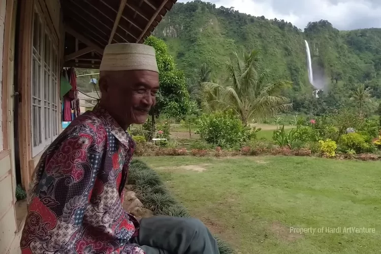 Rumah dengan View Air Terjun Ditawar Rp2,5 Miliar Tapi Ditolak, Ini Alasan Abah Jajang Tidak Menjualnya. (YouTube Hardi artVenture)