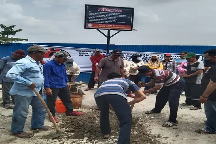Plank dipasang di depan pintu masuk areal HGU PTPN2 (Realitasonline.id/zul)