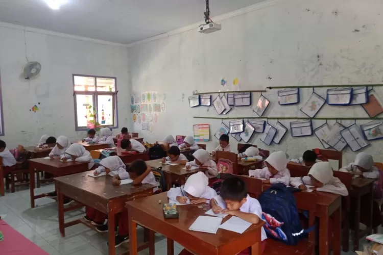 Belajar mengajar di salah satu SDN di Kabupaten Batang.  (Dok)