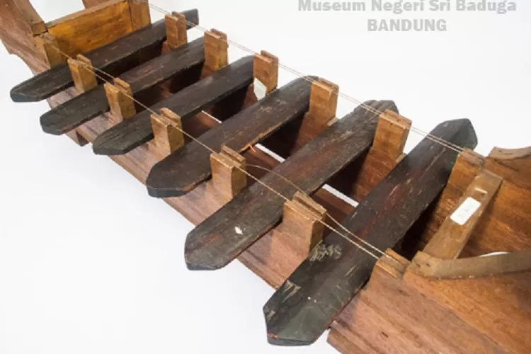 Gambang Camar Alat Musik Tradisional Dari (Foto: Museum Negeri Sri Baduga Bandung Fotografer: Adi Nugroho Yoki Purwadi) (Tikar Media Budaya Nusantara - A)