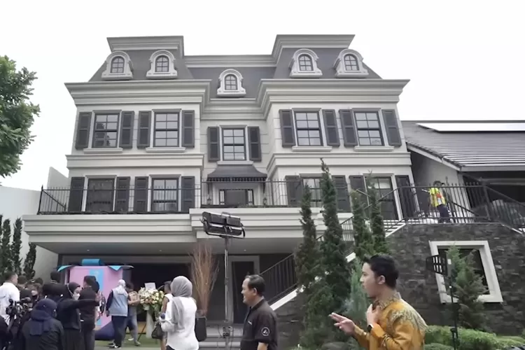 Bikin Melongo! Rumah Baru Raffi Ahmad dan Nagita Slavina Seharga Rp85 Miliar, Buka Jendela Harus Pake Aplikasi (Foto: Youtube deHakim Story)
