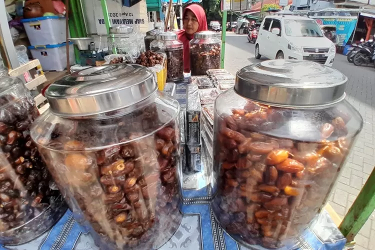 Berburu kurma di Kota Semarang. Ada berbagai jenis kurma dan harga.  (Ayosemarang.com/ Audrian Firhannusa)