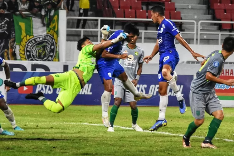Kiper Persebaya Ernando Ari saat berduel dengan pemain PSIS Semarang. Ernando bermain cemerlang lawan PSIS.  (Ayosemarang.com/ Audrian Firhannusa)