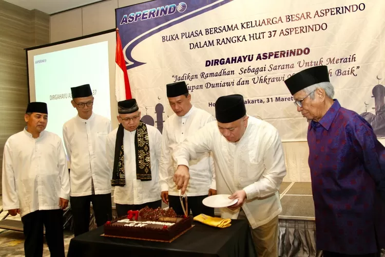 Ketua Umum Asperindo Mohamad Feriadi didampingi Dewan Pengurus Pusat memotong kue HUT ke 37 Asperindo - Foto: Henry Lukmanul Hakim