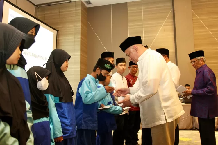 Ketua Umum Asperindo Mohamad Feriadi diikuti oleh pengurus dan undangan lainnya menyantuni anak yatim - Foto: Henry Lukmanul Hakim